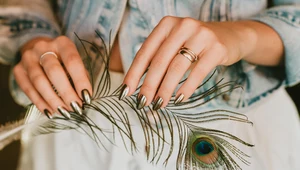 Trendy w manicure na zimę 2022. Jakie paznokcie są modne?