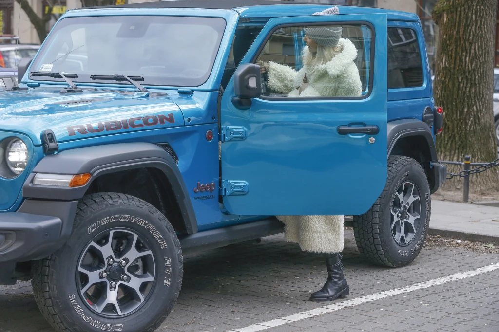 Agnieszka Woźniak-Starak i jej nowe auto Agnieszka Woźniak-Starak i jej nowe auto