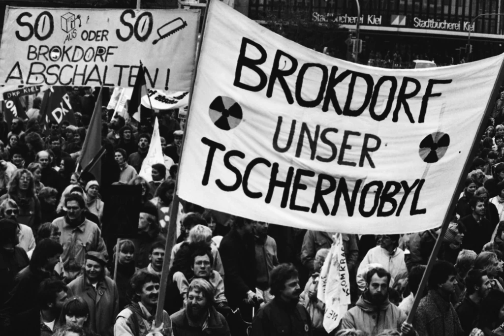 Protest przed elektrownią Brokdorf w 1986 r. po katastrofie w Czarnobylu.