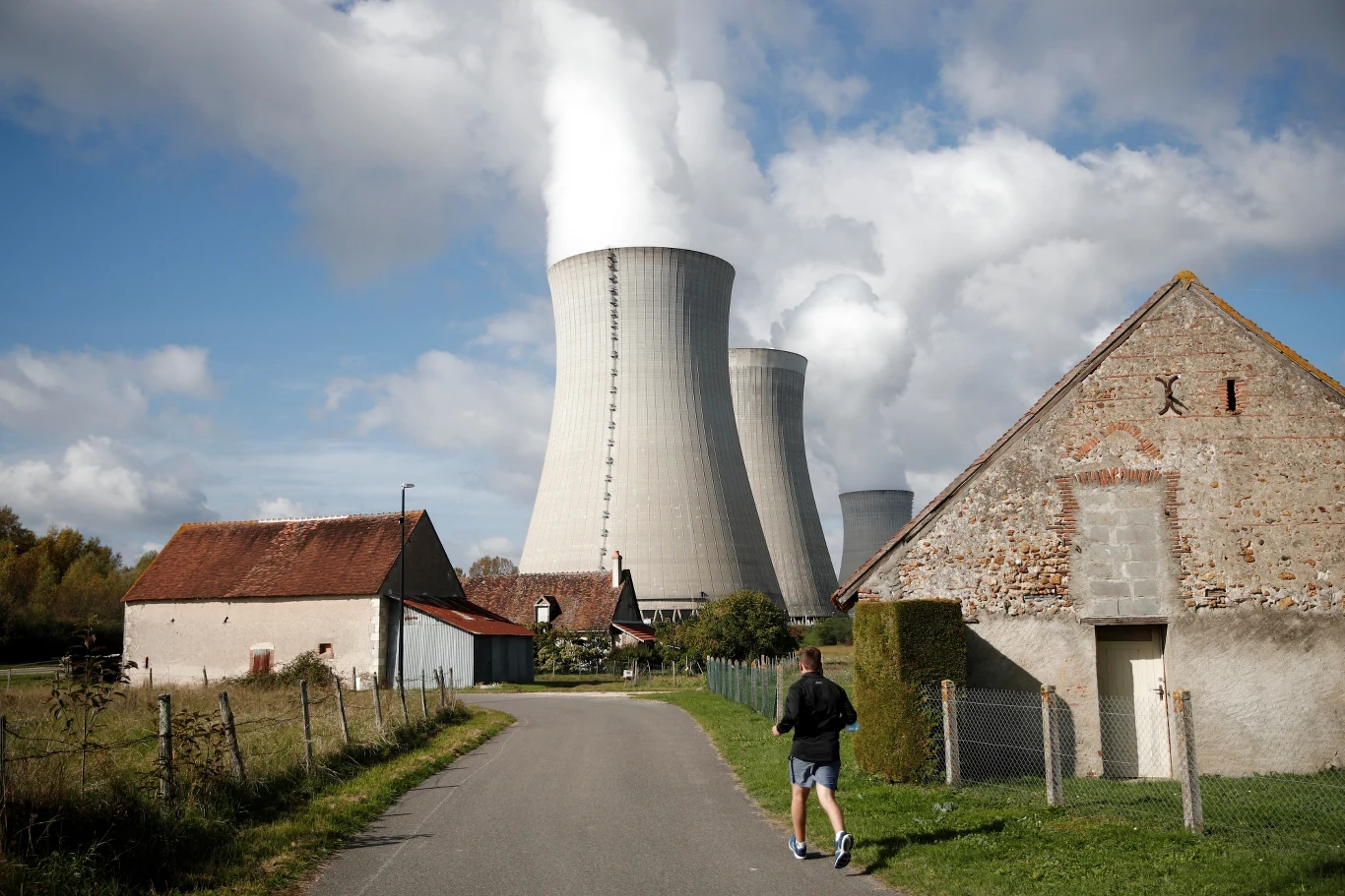 Elektrownia jądrowa w Dampierre-en-Burly we Francji. Elektrownia jądrowa w Dampierre-en-Burly we Francji.