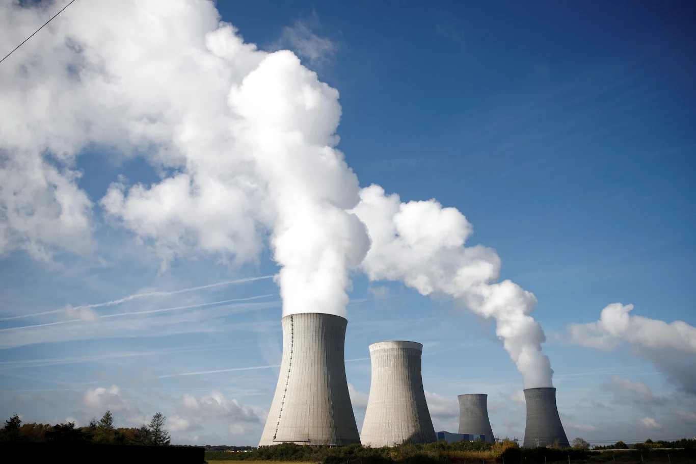 Elektrownia jądrowa w Dampierre-en-Burly we Francji. Elektrownia jądrowa w Dampierre-en-Burly we Francji.