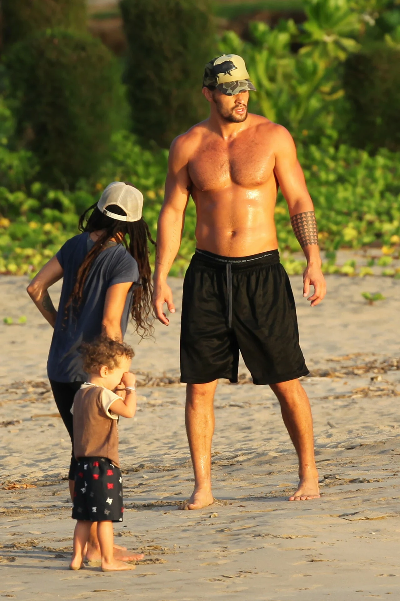 Jason Momoa i Lisa Bonet na plaży z synem Jason Momoa i Lisa Bonet na plaży z synem