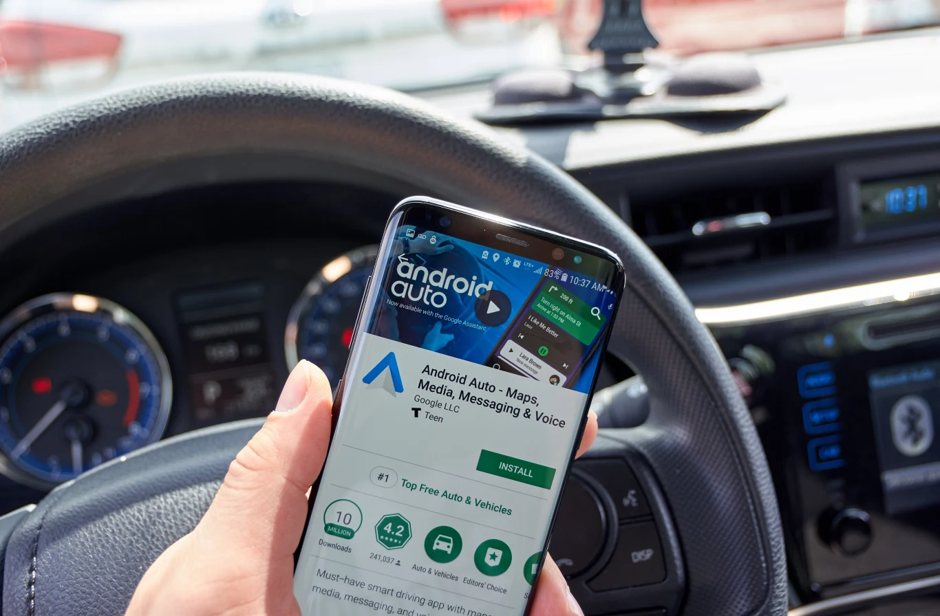 Android Auto wyświetla najpopularniejsze aplikacje ze smartfona w centrum multimedialnym samochodu. Android Auto wyświetla najpopularniejsze aplikacje ze smartfona w centrum multimedialnym samochodu.