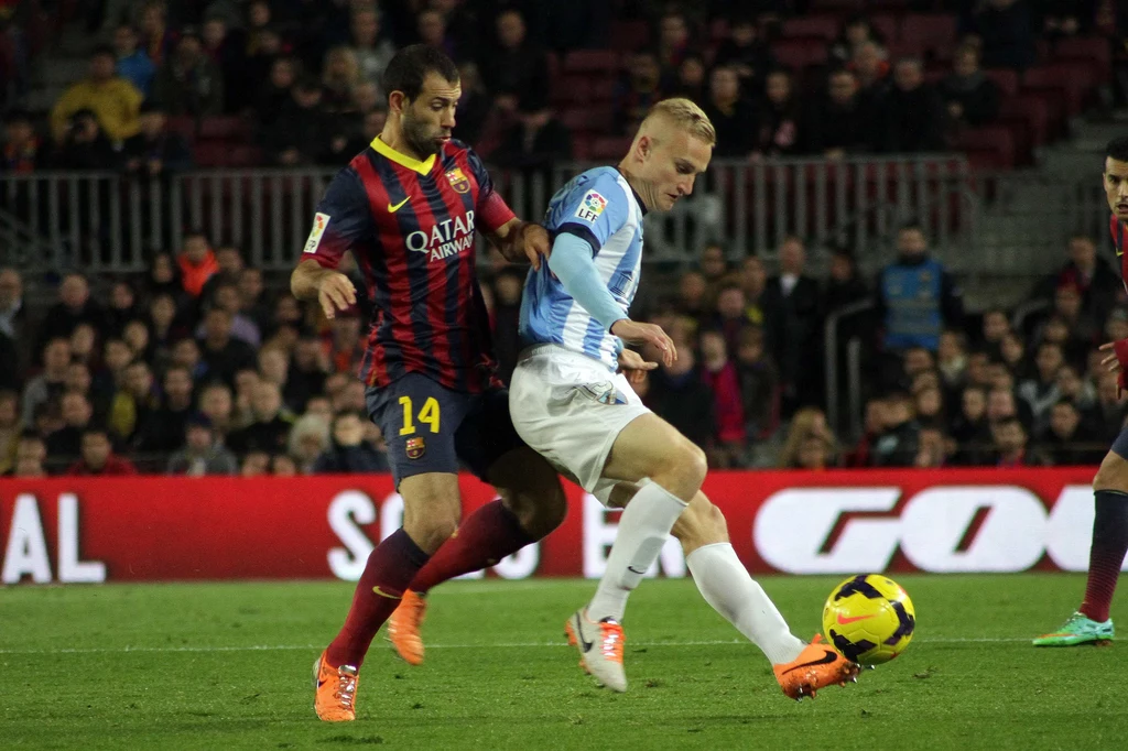 Primera Division, rok 2013. Bartłomiej Pawłowski (z prawej) jako gracz Malagi w starciu z Javierem Mascherano, jednym z liderów Barcelony Primera Division, rok 2013. Bartłomiej Pawłowski (z prawej) jako gracz Malagi w starciu z Javierem Mascherano, jednym z liderów Barcelony