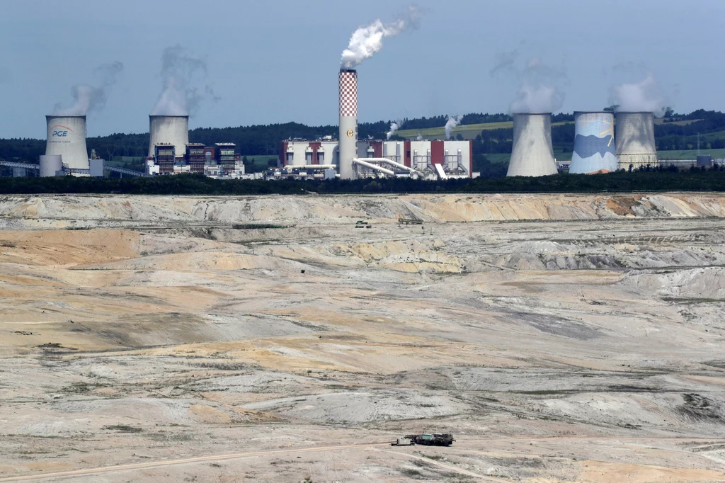 Kopalnia odkrywkowa i elektrownia Turów. Kopalnia odkrywkowa i elektrownia Turów.