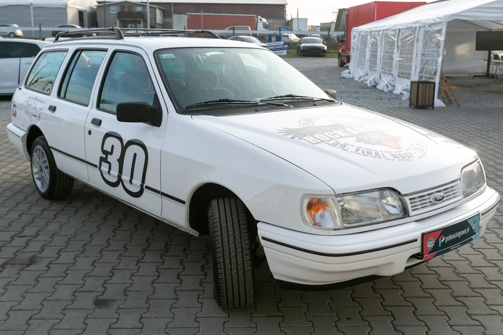 Ten 30-letni Ford Sierra trafił na licytację WOŚP. 