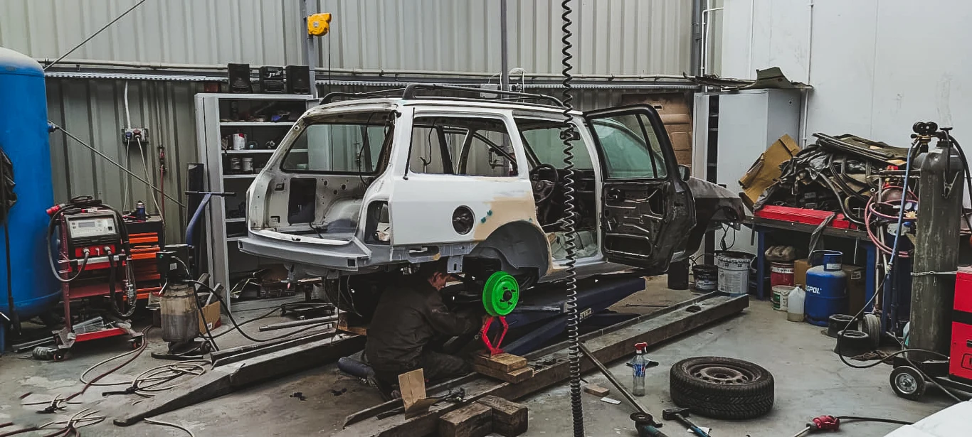 Nowy Ford Sierra to właściwie składak, który powstał z wielu części. 