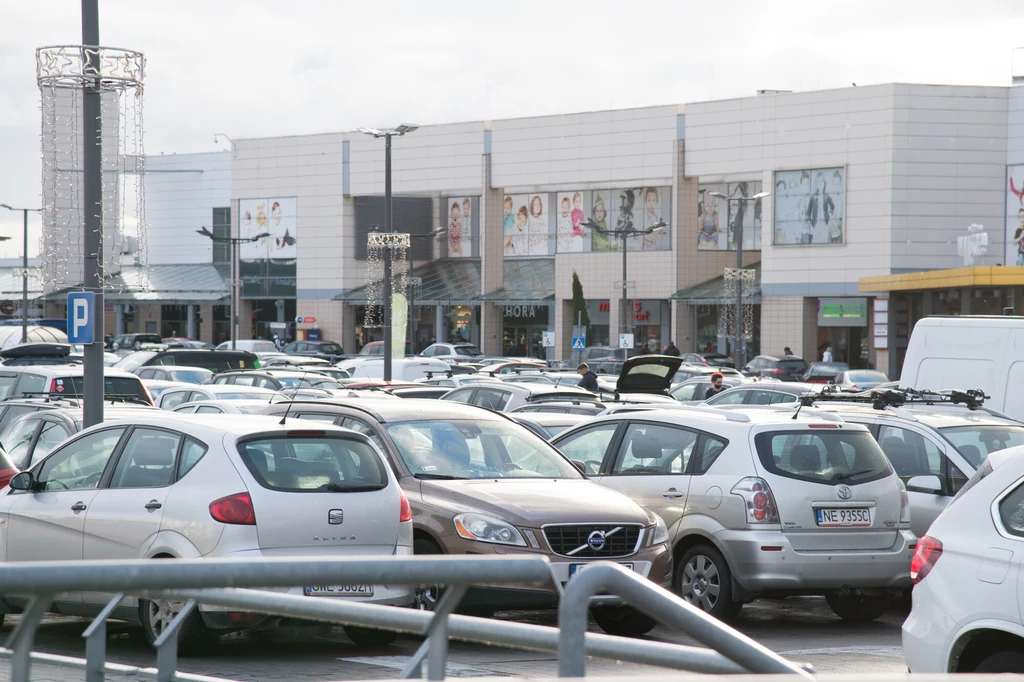 Zastępcza matka rocznej dziewczynki poszła na zakupy do galerii zostawiając dziecko w zamkniętym aucie