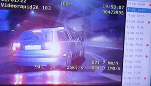 Uciekał przed policją z prędkością ponad 200 km/h! Grozi mu do 10 lat