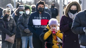 Mieszkańcy miasta Gaithersburg w stanie Maryland w kolejce po test na obecność COVID-19