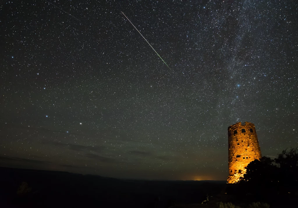 Perseidy na nocnym niebie będzie można obserwować w wakacje. 