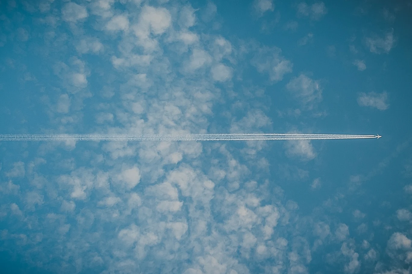 Samolot na niebie. Już wkróte niektóre z nich będą działały w sposób bezemisyjny. Samolot na niebie. Już wkróte niektóre z nich będą działały w sposób bezemisyjny.