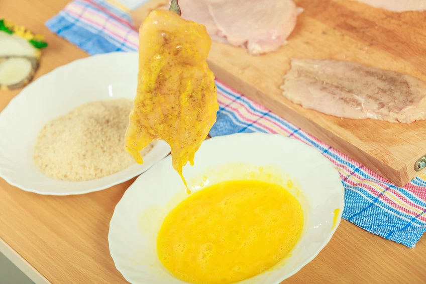 Jeśli dodasz do jajka odrobinę wody gazowanej, panierka będzie dobrze trzymała się mięsa Jeśli dodasz do jajka odrobinę wody gazowanej, panierka będzie dobrze trzymała się mięsa