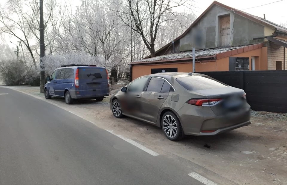 Nieoznakowany Merxedses ITD i Toyota Corolla