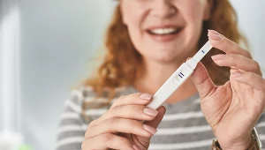 Z wiekiem stopniowo maleją szansę na zajście w ciążę, ale współczesna medycyna jest w stanie pomóc wielu parom