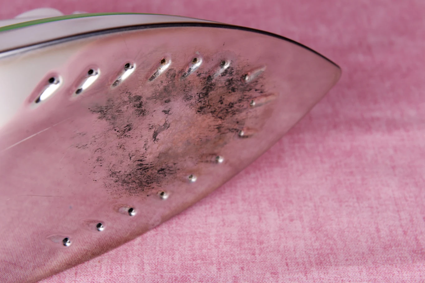 Soda oczyszczona świetnie usuwa zabrudzenia ze stopki żelazka