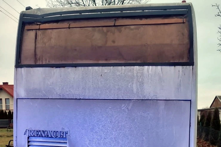 Przewożący dzieci do szkoły w Wiśniewie autokar miał zamontowany karton zamiast tylnej szyby Przewożący dzieci do szkoły w Wiśniewie autokar miał zamontowany karton zamiast tylnej szyby