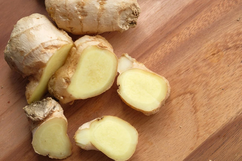 Imbir charakteryzuje przyjemny, lekko gorzki aromat – wszystko dzięki substancjom żywicowym, zinferonowi i gingerolowi Imbir charakteryzuje przyjemny, lekko gorzki aromat – wszystko dzięki substancjom żywicowym, zinferonowi i gingerolowi