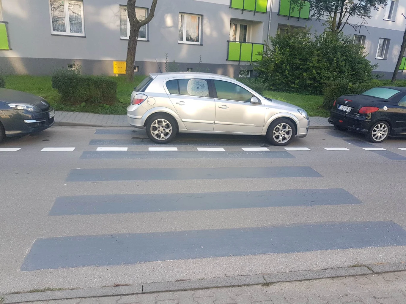 Przejście Miasteczko, w tym miejscu dawniej było przejście dla pieszych. Teraz parkuje tu auto
