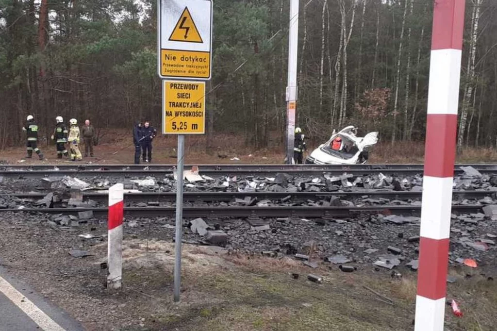 Widełka. Dostawczy Citroen wjechał pod szynobus. Na miejscu zmarł kierowca busa