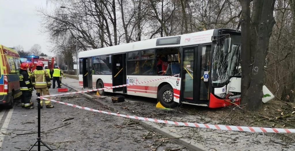 Autobus miejski wbił się w drzewo w Jastrzębiu Zdroju