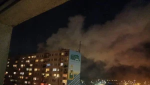 Pożar bloku w Toruniu. Nad okolicą unosi się dym