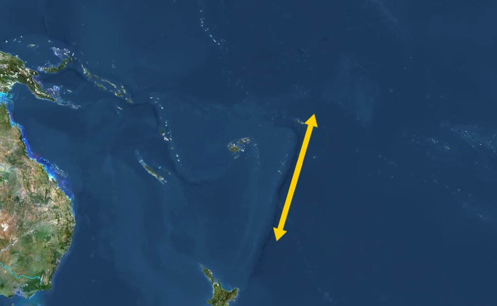 Wzdłuż archipelagu zlokalizowany jest drugi najgłębszy na świecie rów oceaniczny - rów Tonga