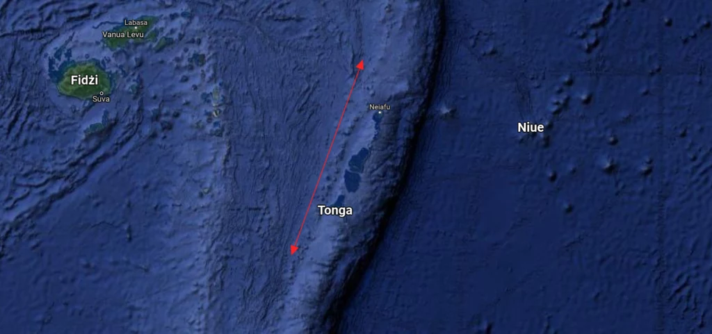 Na zachód od wysp Tonga widoczny jest pas stożków wulkanicznych. W samym jego centrum znajduje się Hunga Tonga