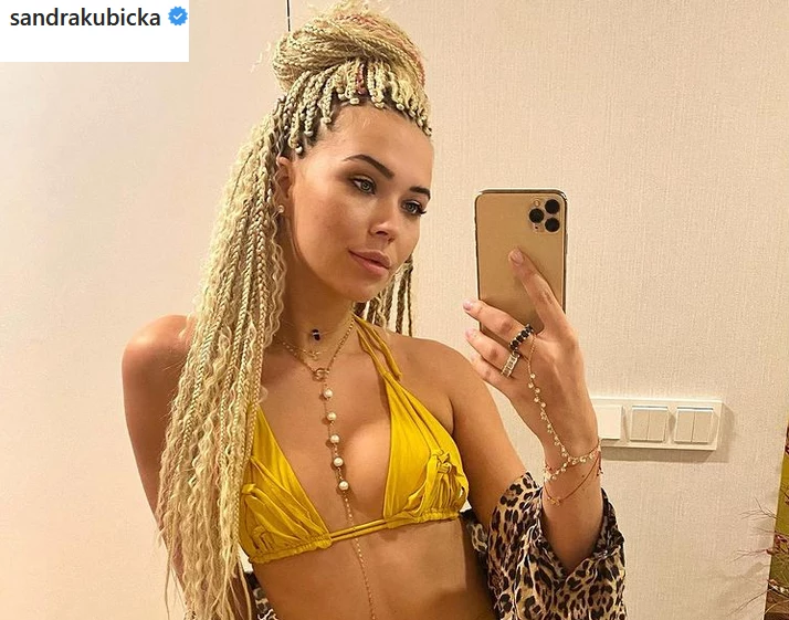 Sandra Kubicka w bikini i nowej fryzurze