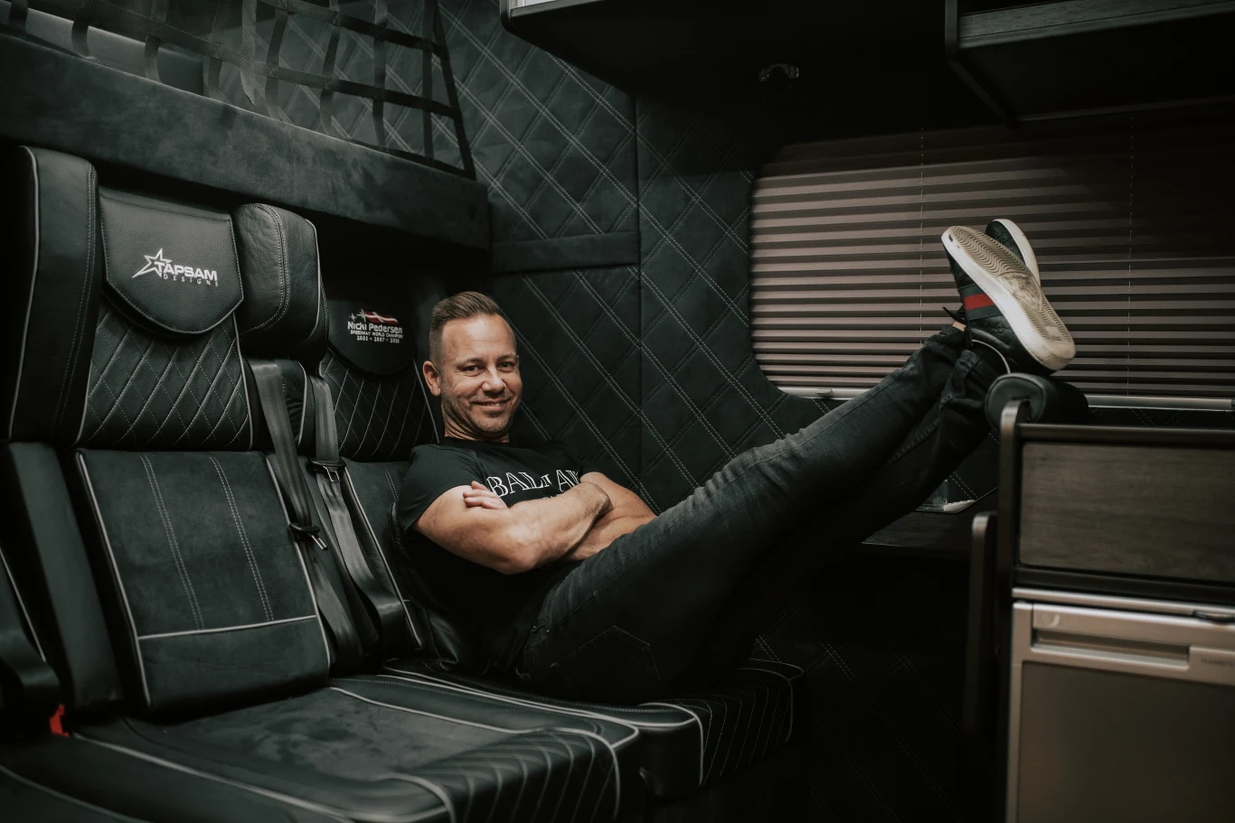 Nicki Pedersen wewnątrz swojego busa