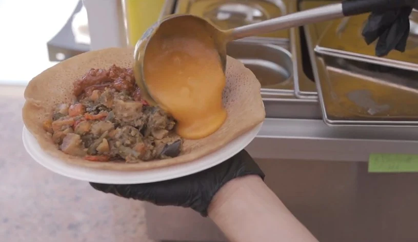 "Wegańska Warszawa" to film o kilku wegańskich restauracjach i podmiotach produkujących wegańską żywność w stolicy. Na zdjęciu jedzenie oferowane przez Spółdzielnię Socjalną Słuszna Strawa. "Wegańska Warszawa" to film o kilku wegańskich restauracjach i podmiotach produkujących wegańską żywność w stolicy. Na zdjęciu jedzenie oferowane przez Spółdzielnię Socjalną Słuszna Strawa.