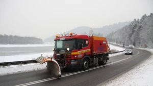 Wiatr i śnieg. Trudne warunku na drogach