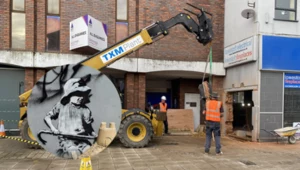 Mural Banksy’ego sprzedany. Właściciel budynku wyrwał go ze ścianą