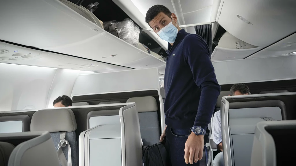 Novak Djokovic na pokładzie samolotu do Belgradu. Zdjęcie wykonane 17 stycznia 2022 roku Novak Djokovic na pokładzie samolotu do Belgradu. Zdjęcie wykonane 17 stycznia 2022 roku