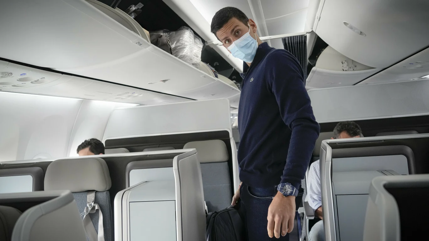 Novak Djokovic na pokładzie samolotu do Belgradu. Zdjęcie wykonane 17 stycznia 2022 roku