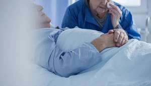 Rozmowa z osobą chorą na raka często nas przeraża. Katarzyna Kucewicz, psycholożka i terapeutka, daje cenne wskazówki, jak sobie poradzić w takiej sytuacji