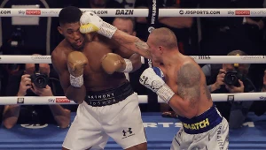 Ołeksandr Usyk w walce z Anthonym Joshuą