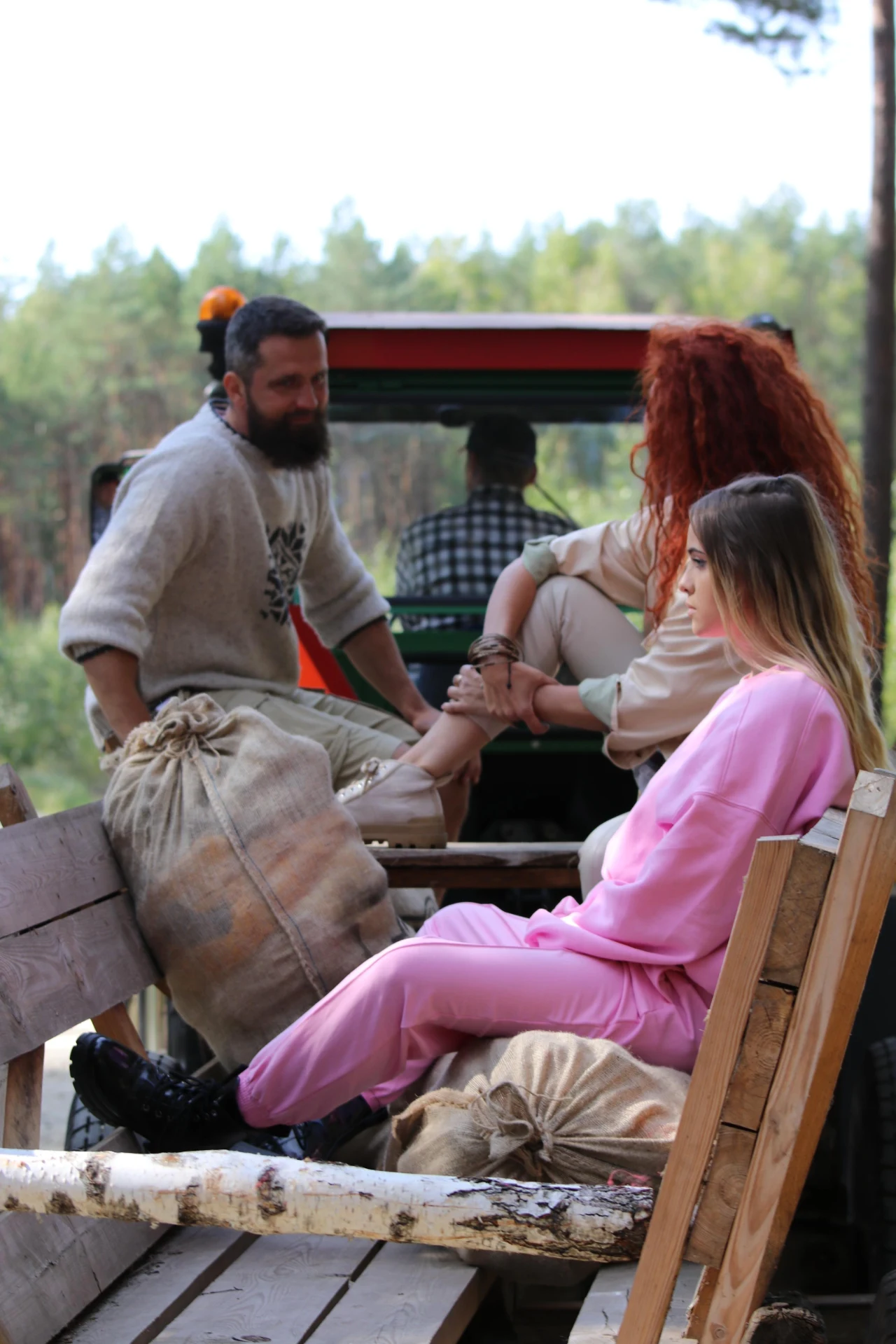 "Farma" uczestnicy podczas pierwszego odcinka show "Farma" uczestnicy podczas pierwszego odcinka show