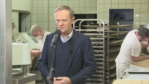 Donald Tusk podczas wizyty w piekarni w Kościanie