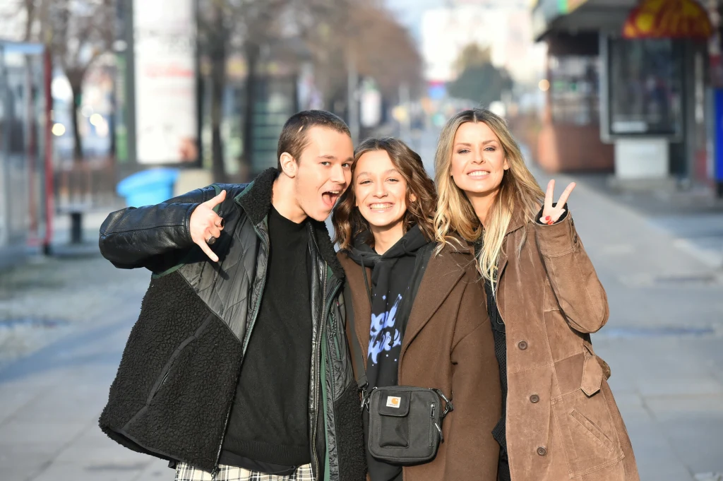 Xavier Wiśniewski z siostrą Fabienne i mamą, Martą Wiśniewską "Mandaryną" przed studiem "Dzień dobry TVN", 2021.