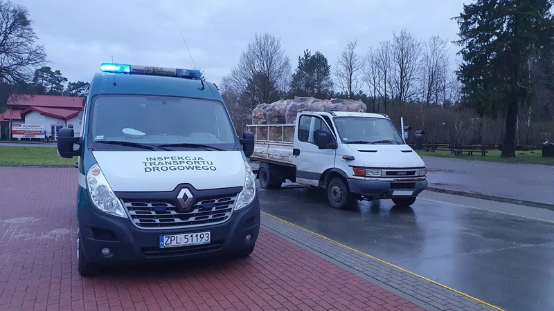 W pierwszych dniach 2022 roku nie wszyscy inspektorzy stosowali jeszcze nowe kary. W przypadku tego ważącego 6,4 tony Iveco Daily kierowca ukarany został mandatem w wysokości 500 zł za przekroczenie DMC. W pierwszych dniach 2022 roku nie wszyscy inspektorzy stosowali jeszcze nowe kary. W przypadku tego ważącego 6,4 tony Iveco Daily kierowca ukarany został mandatem w wysokości 500 zł za przekroczenie DMC.