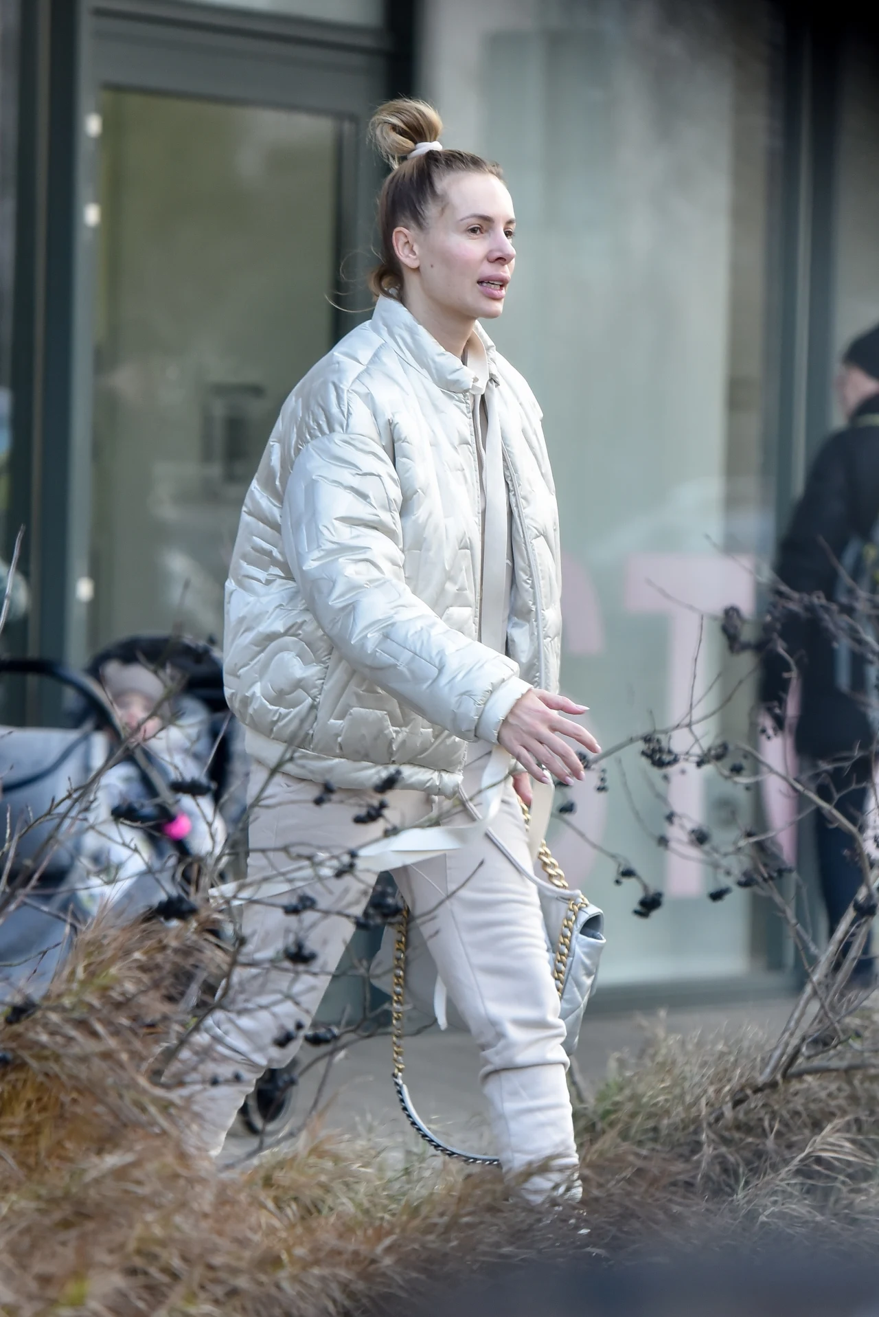 Izabela Janachowska bez makijażu zmierza do kliniki stomatologii estetycznej