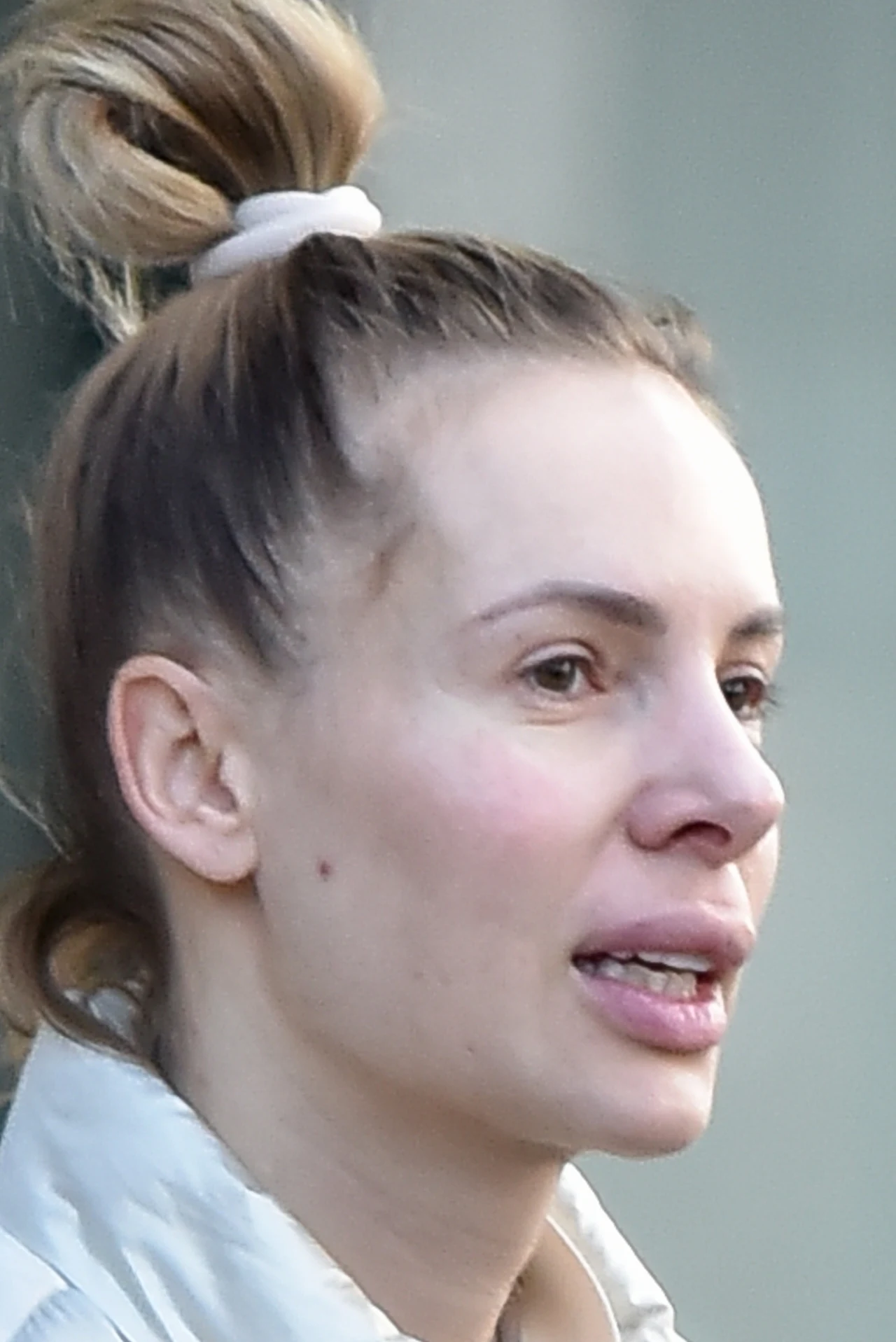 Izabela Janachowska bez makijażu zmierza do kliniki stomatologii estetycznej