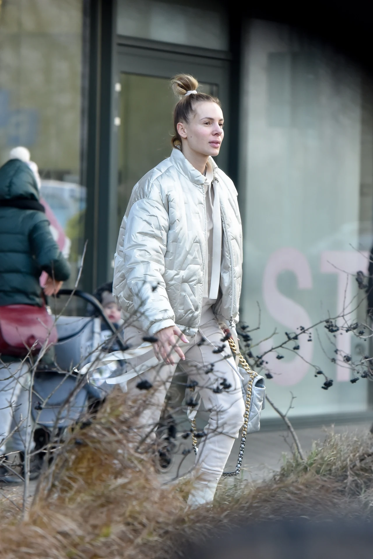 Izabela Janachowska bez makijażu zmierza do kliniki stomatologii estetycznej