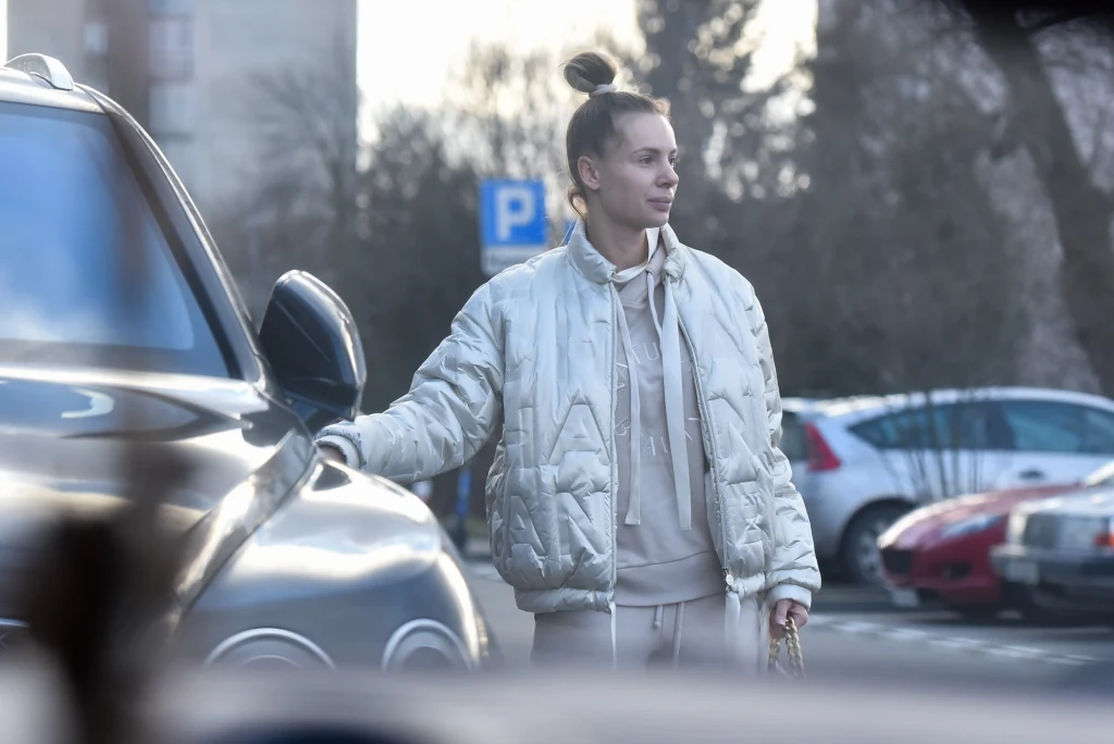 Izabela Janachowska bez makijażu zmierza do kliniki stomatologii estetycznej