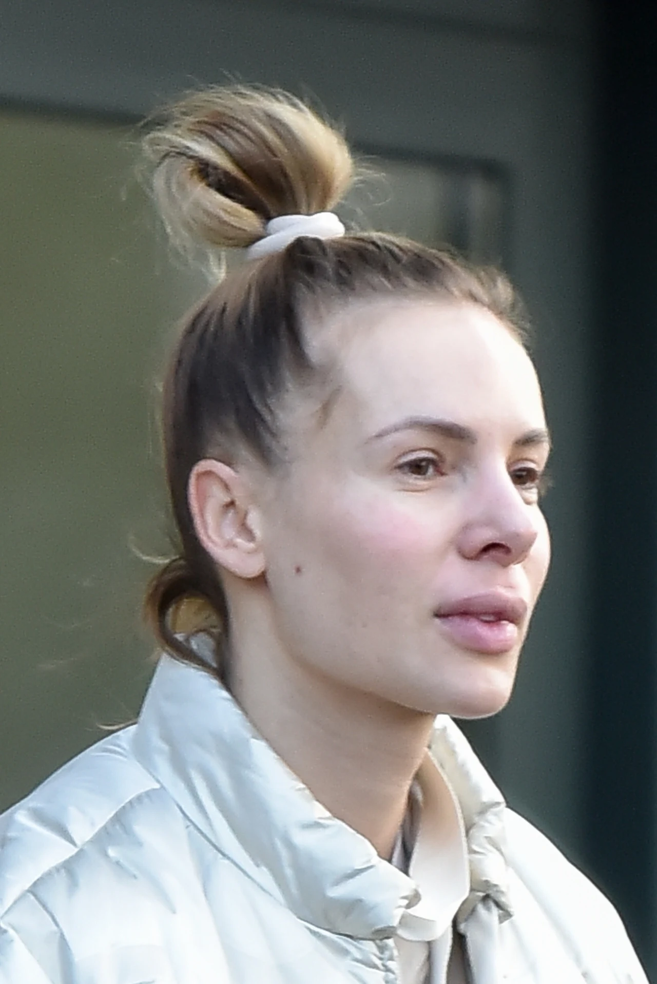 Izabela Janachowska bez makijażu zmierza do kliniki stomatologii estetycznej