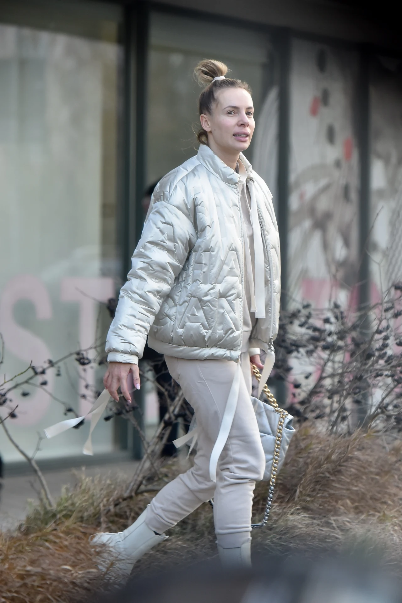 Izabela Janachowska bez makijażu zmierza do kliniki stomatologii estetycznej