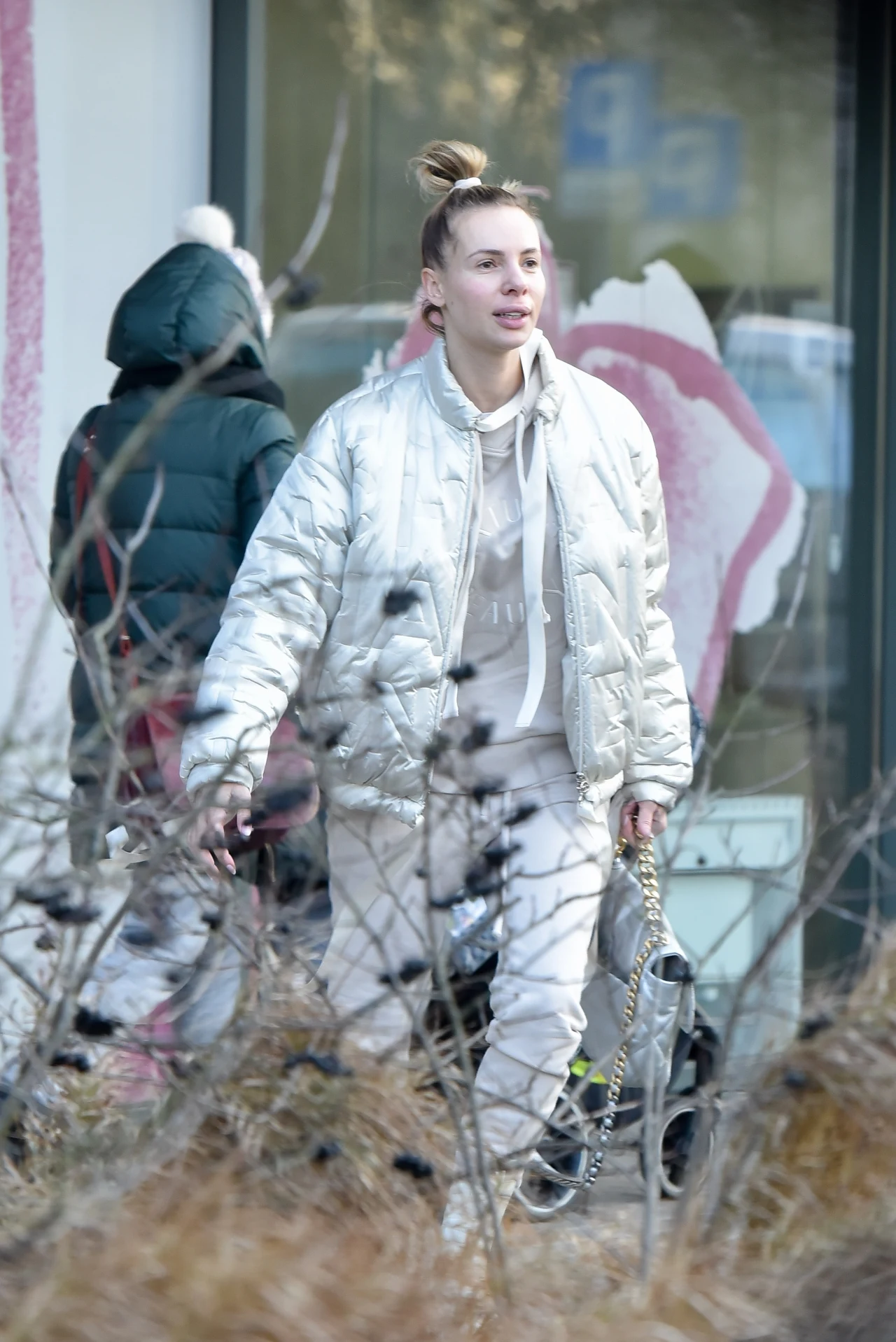 Izabela Janachowska bez makijażu zmierza do kliniki stomatologii estetycznej