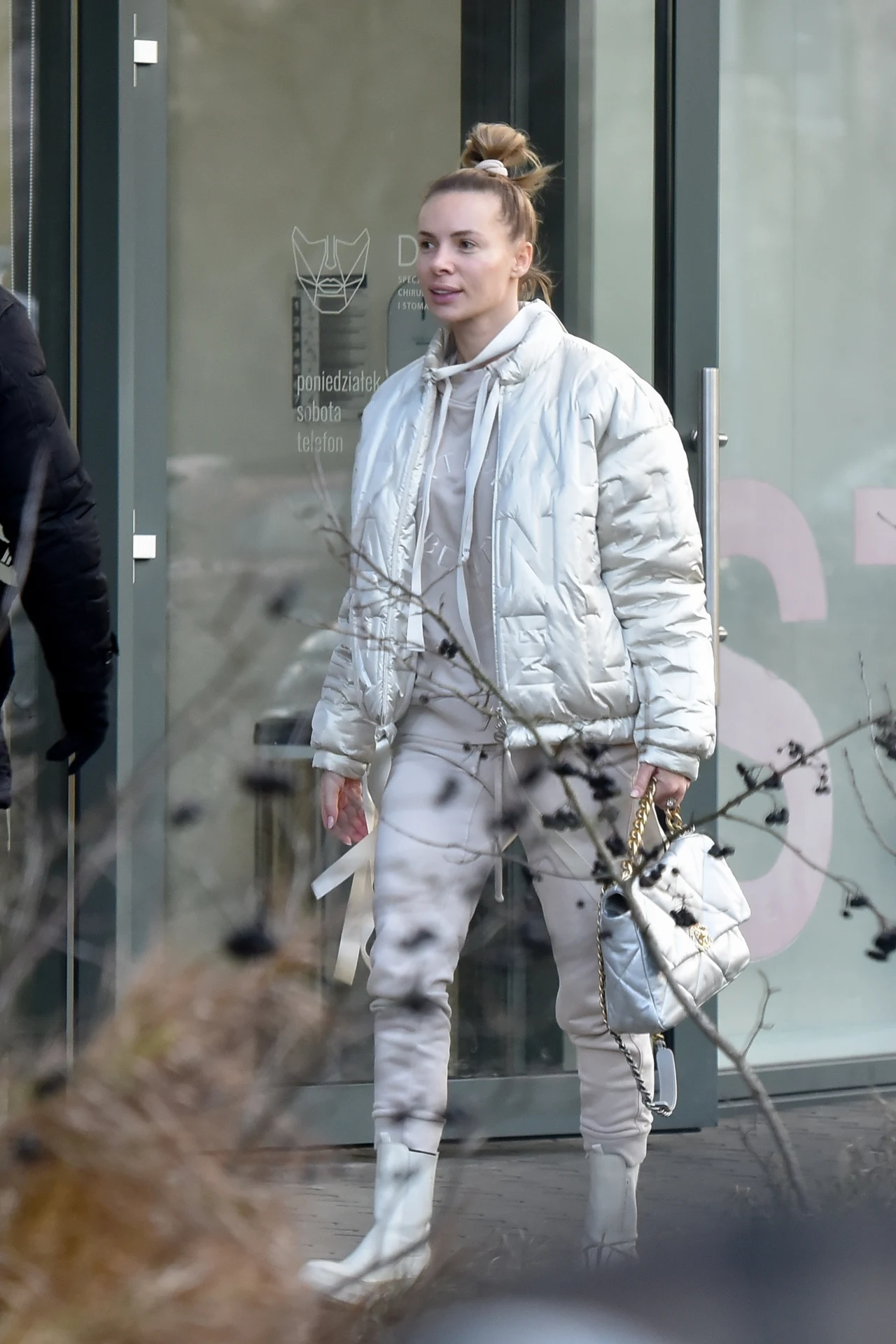 Izabela Janachowska bez makijażu zmierza do kliniki stomatologii estetycznej