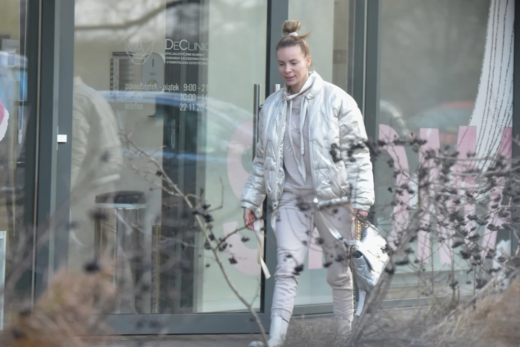 Izabela Janachowska bez makijażu zmierza do kliniki stomatologii estetycznej
